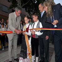 inauguracion-feria-requena-2009-alcalde-con-reina-infantil.jpg